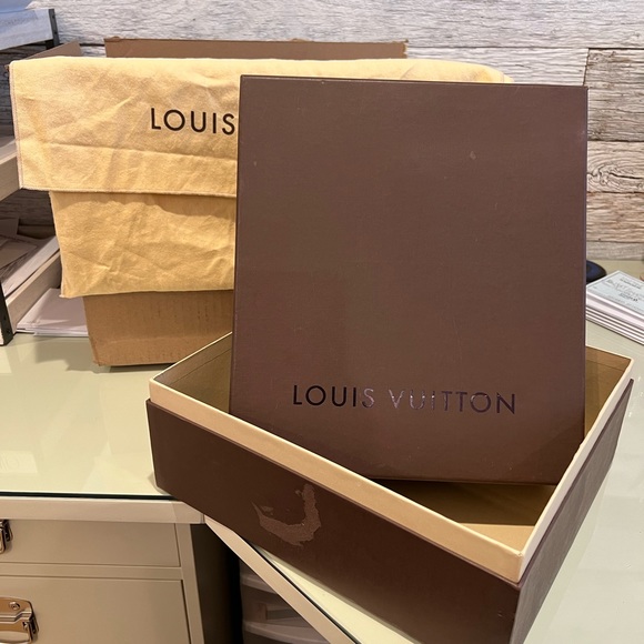 Authentic Louis vuitton manhattan PM Monogram
7.9" L × 11" W x 3.5" D, 4.7" - Picture 3 of 3